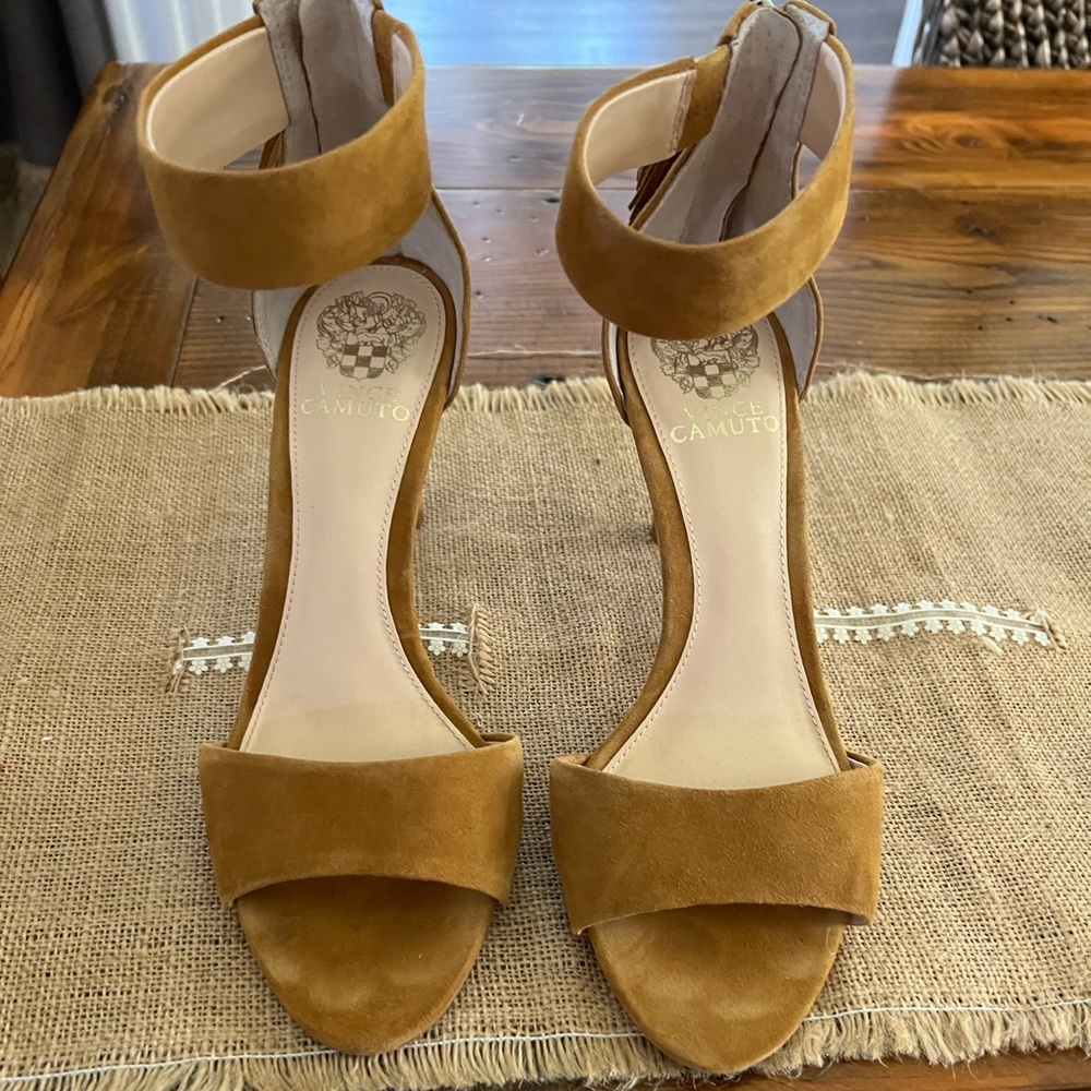 Vince Camuto, size 8 1/2 medium, light brown/butter Suede